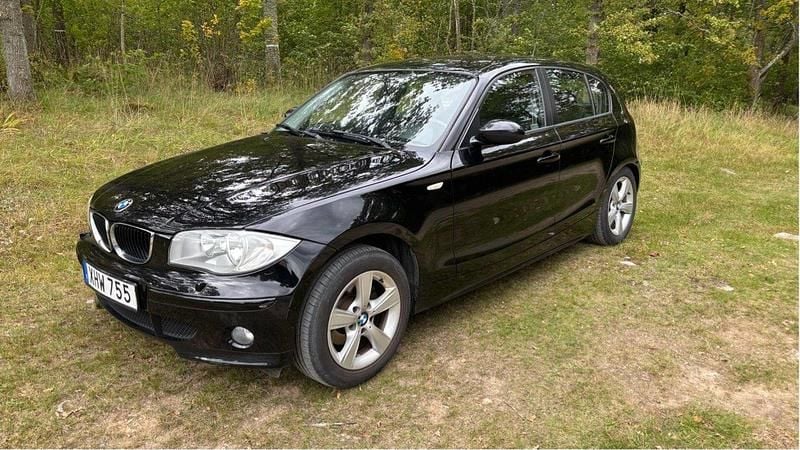 Svart Begagnad 2006 BMW 120 Advantage Halvkombi | 59 900 kr (Marknadspris) - Bild 1/4