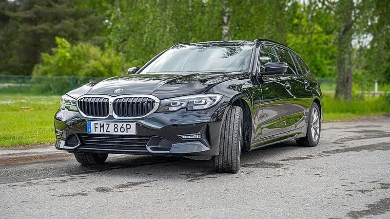 Svart Begagnad 2021 BMW 330e Kombi | 295 000 kr (Bra pris) - Bild 1/4