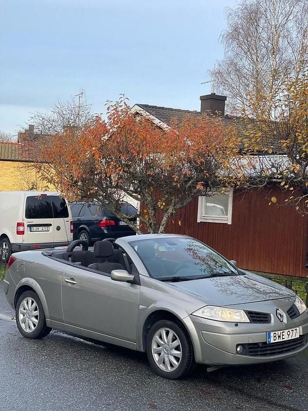 Silver Begagnad 2007 Renault Mégane Cabriolet Cab | 27 000 kr (Marknadspris) - Bild 1/4