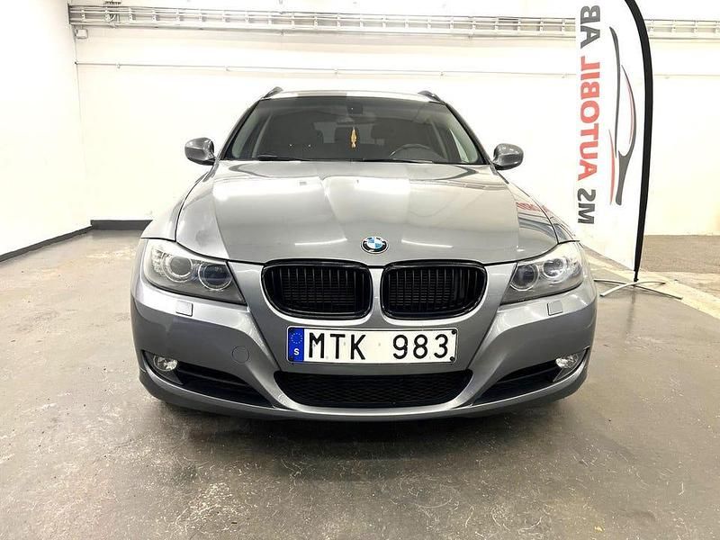 Grå Begagnad 2012 BMW 320 Kombi | 94 500 kr (Bra pris) - Bild 1/4