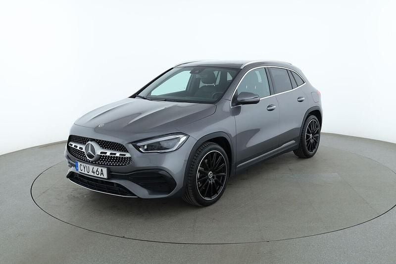 Grå Begagnad 2022 Mercedes GLA200 AMG line SUV | 402 000 kr (Lite dyr) - Bild 1/3