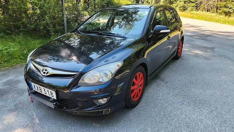 Svart Begagnad 2010 Hyundai i30 Halvkombi | 32 900 kr (Marknadspris) - Bild 1/4