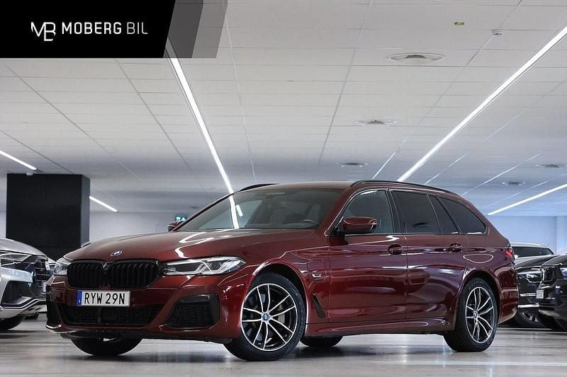 Röd Begagnad 2023 BMW 530e M Sport Kombi | 439 900 kr (Dyr) - Bild 1/3