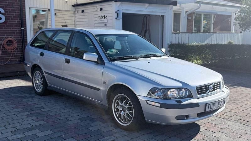 Ljusgrå (grå) Begagnad 2003 Volvo V40 Kombi | 14 500 kr (Bra pris) - Bild 1/4