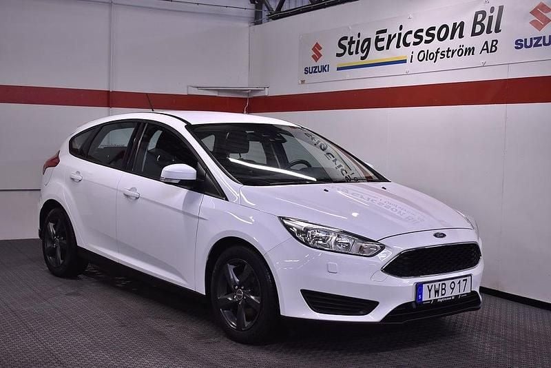 Vit Begagnad 2017 Ford Focus Halvkombi | 114 500 kr (Bra pris) - Bild 1/4