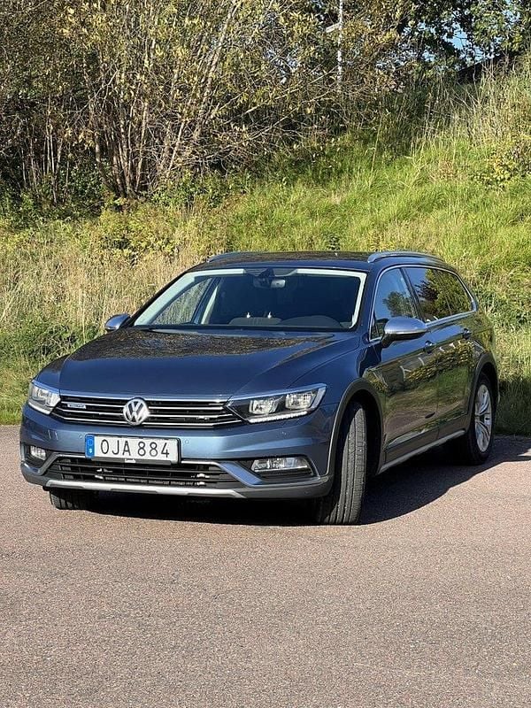 Blå Begagnad 2017 VW Passat Alltrack Kombi | 228 000 kr (Lite dyr) - Bild 1/4