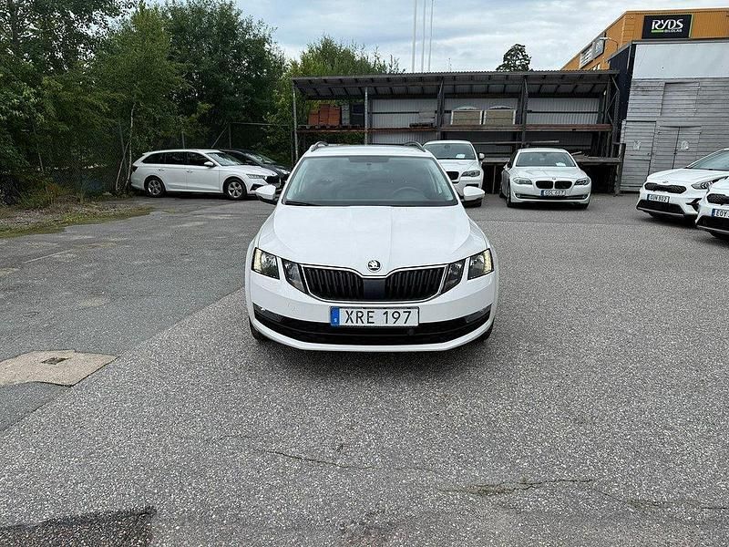 Vit Begagnad 2018 Skoda Octavia Kombi | 144 900 kr (Bra pris) - Bild 1/4