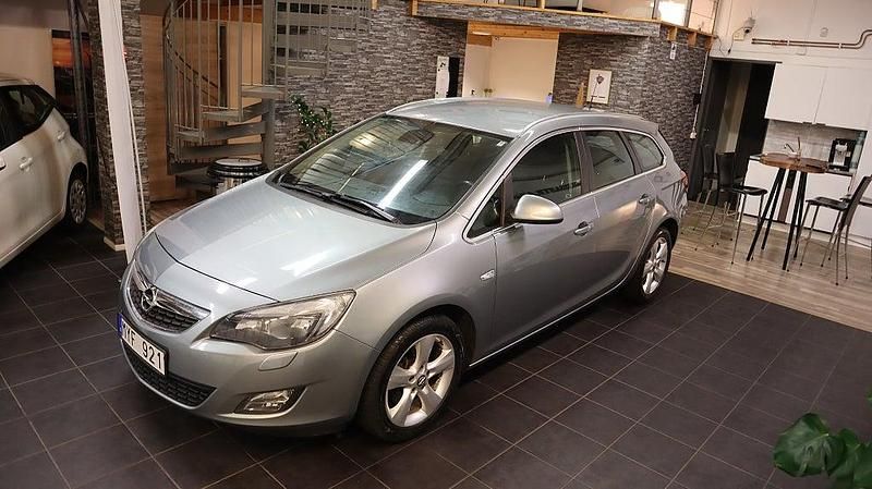 Begagnad Opel Astra 131 HK (96 kW) 2012 Grå Kombi