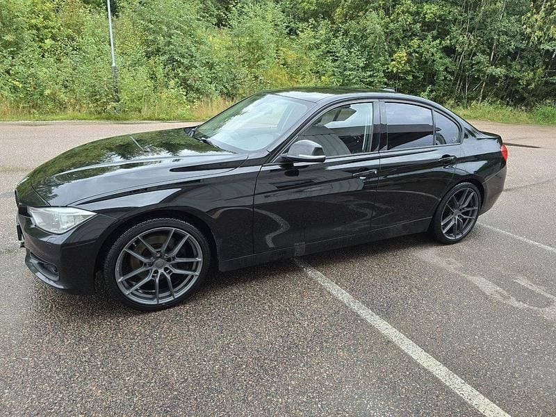 Svart Begagnad 2012 BMW 328 Sport Line Sedan | 109 000 kr (Marknadspris) - Bild 1/4