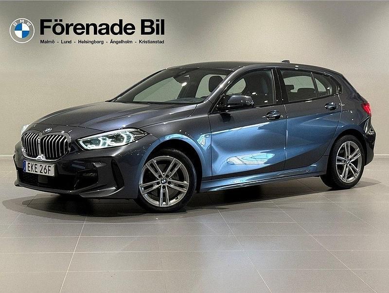 Grå Begagnad 2020 BMW 118 M Sport Halvkombi | 254 000 kr (Lite dyr) - Bild 1/4