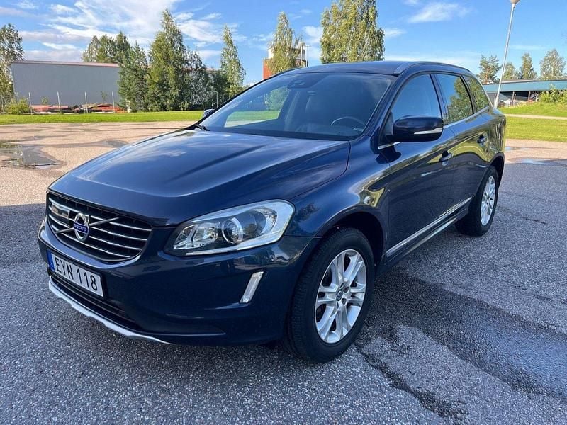 Blå Begagnad 2015 Volvo XC60 Summum SUV | 225 000 kr (Marknadspris) - Bild 1/4