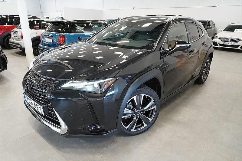 Svart Begagnad 2023 Lexus UX 250h SUV | 309 900 kr (Marknadspris) - Bild 1/4