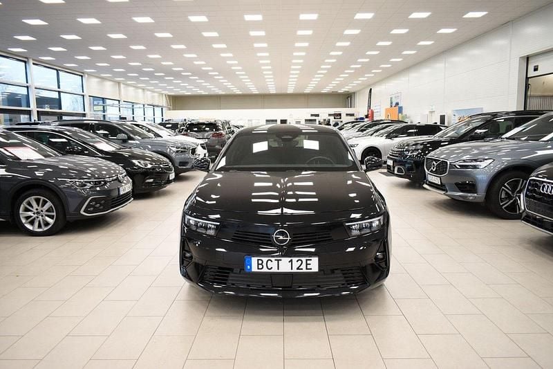 Svart Begagnad 2022 Opel Astra Halvkombi | 269 900 kr (Dyr) - Bild 1/4