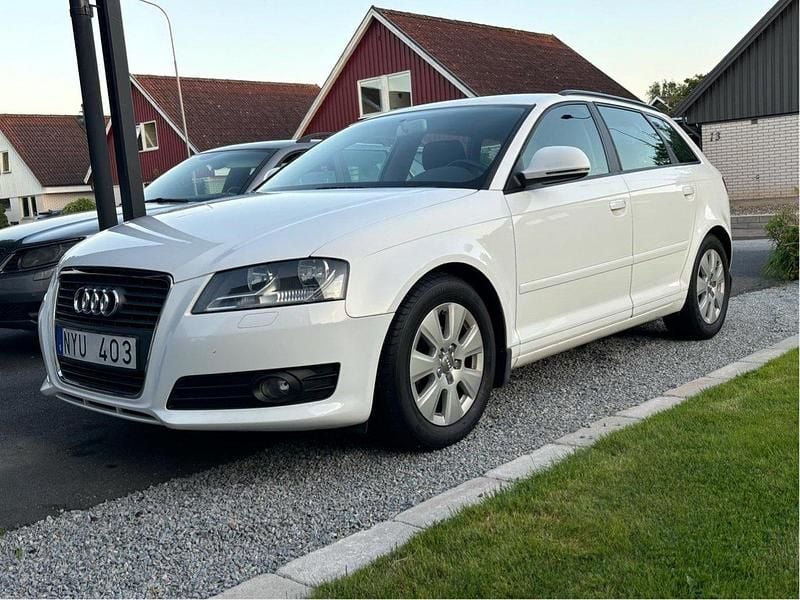 Vit Begagnad 2009 Audi A3 Sportback Attraction Halvkombi | 69 000 kr (Marknadspris) - Bild 1/4