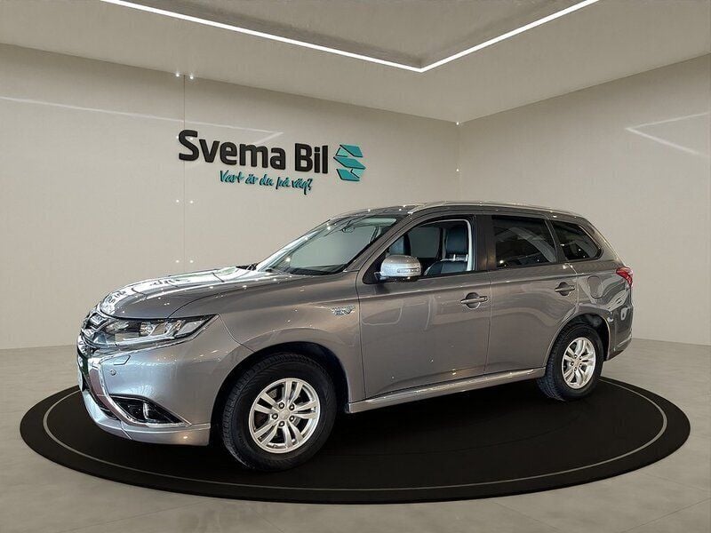 Grå Begagnad 2017 Mitsubishi Outlander P-HEV Edition SUV | 169 900 kr (Marknadspris) - Bild 1/4