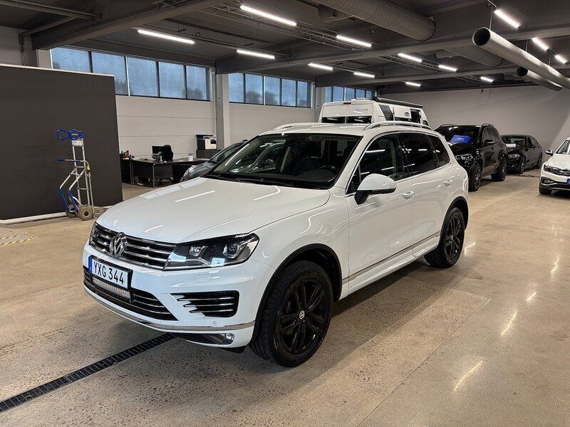 Vit Begagnad 2017 VW Touareg R-line SUV | 249 900 kr (Superpris) - Bild 1/4