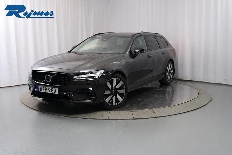 Grå (platinum grey metallic) Begagnad 2025 Volvo V90 Plus Kombi | 469 900 kr (Marknadspris) - Bild 1/4