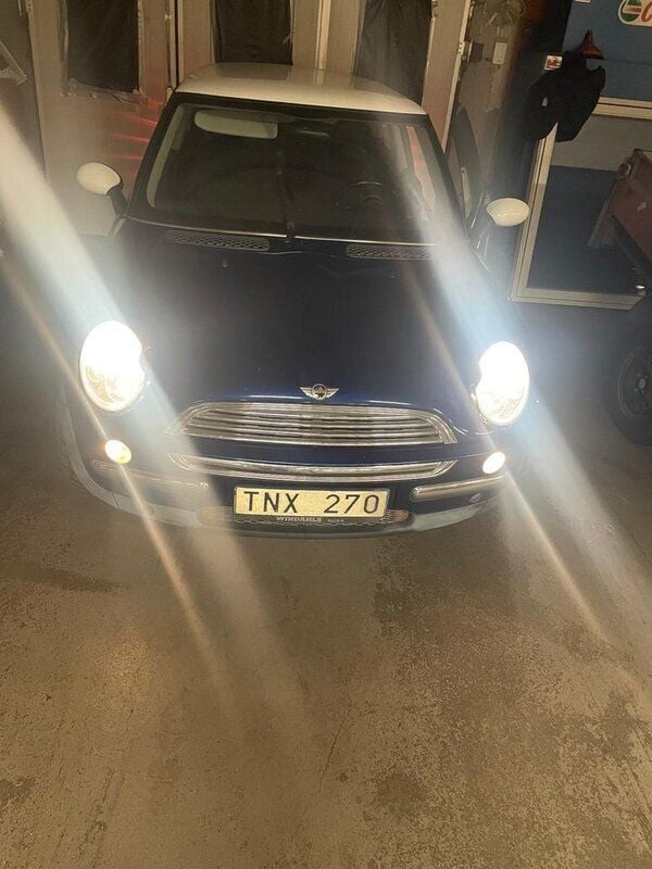 Blå Begagnad 2003 Mini Cooper Pepper Halvkombi | 29 900 kr (Marknadspris) - Bild 1/4