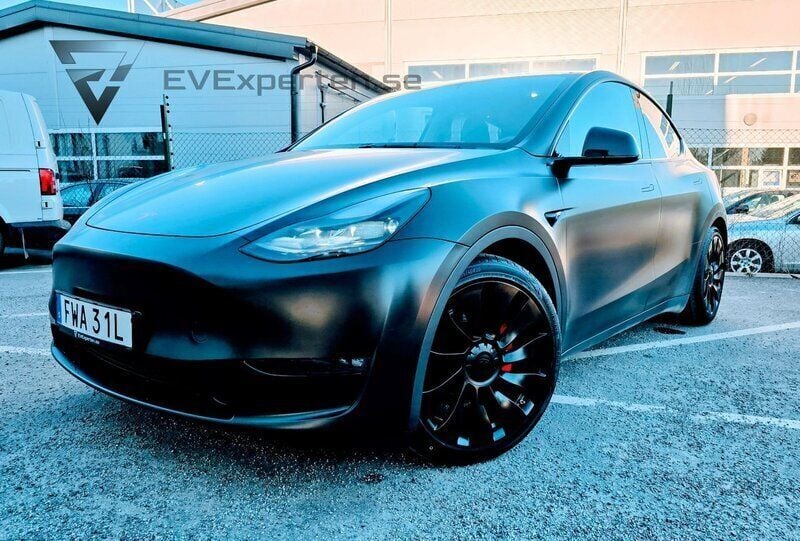 Svart Begagnad 2023 Tesla Model Y Performance SUV | 417 000 kr (Superpris) - Bild 1/4