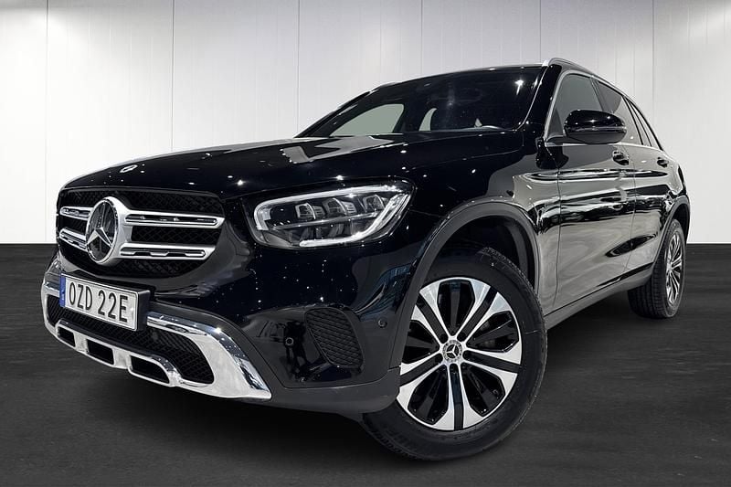 Svart Begagnad 2021 Mercedes GLC300e | 389 900 kr (Superpris) - Bild 1/4