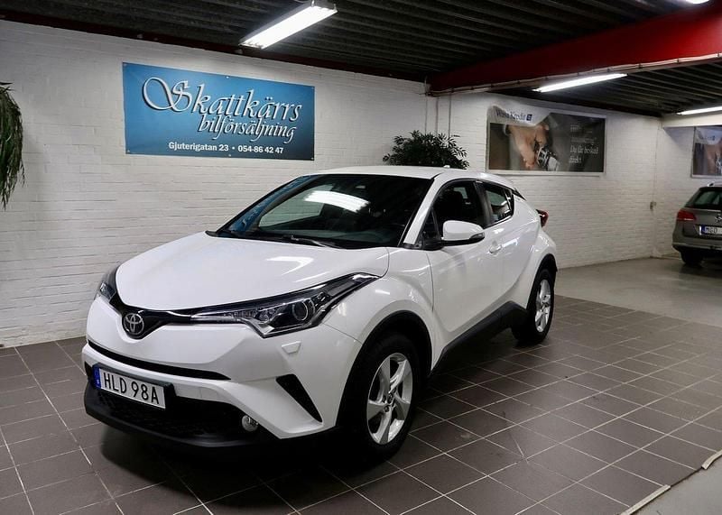 Vit Begagnad 2019 Toyota C-HR Active SUV | 184 000 kr (Marknadspris) - Bild 1/4