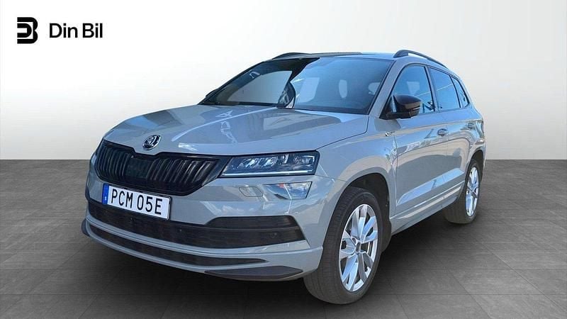 Grå Begagnad 2021 Skoda Karoq SportLine SUV | 279 900 kr (Marknadspris) - Bild 1/4