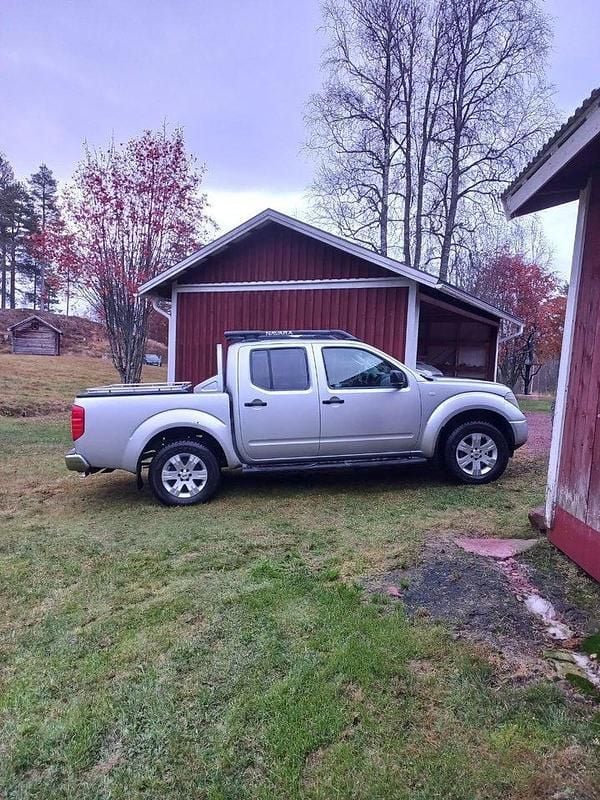 Silver Begagnad 2006 Nissan Navara Pickup | 69 000 kr (Marknadspris) - Bild 1/3