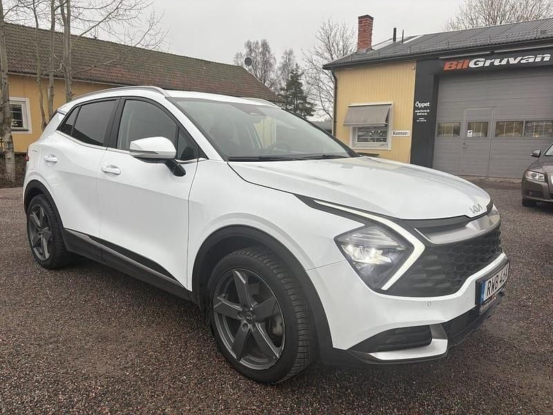 Vit Begagnad 2023 Kia Sportage Advance SUV | 319 900 kr (Marknadspris) - Bild 1/4