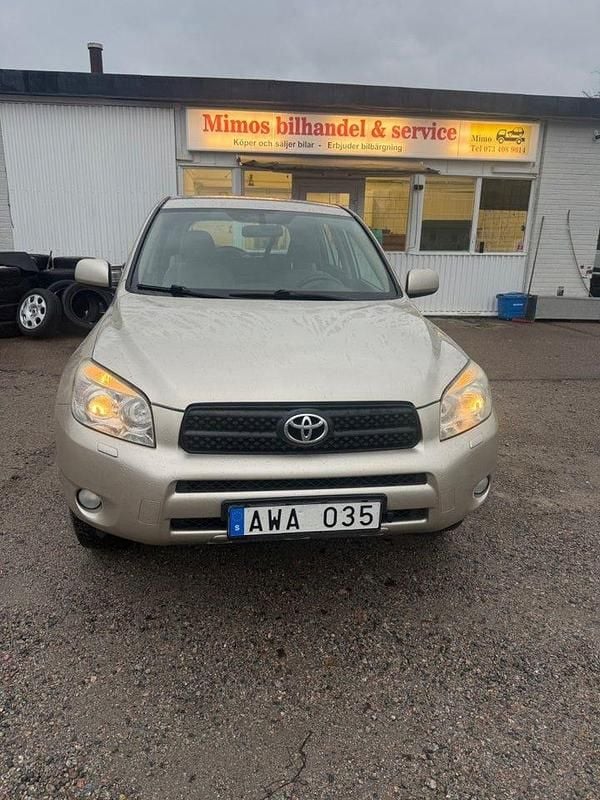 Brun Begagnad 2006 Toyota RAV4 SUV | 79 000 kr (Marknadspris) - Bild 1/4