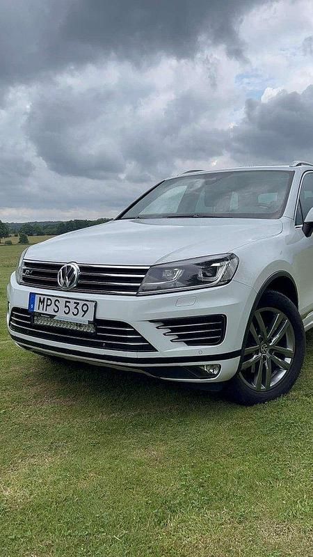 Vit Begagnad 2015 VW Touareg S SUV | 189 900 kr (Marknadspris) - Bild 1/4