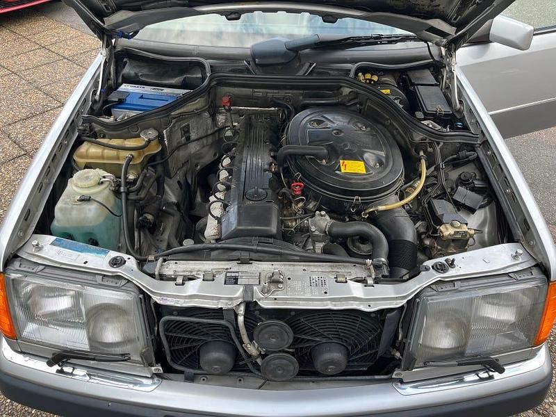 Begagnad Mercedes E300 180 HK (132 kW) 1991 Silvermetallic Sportkupé