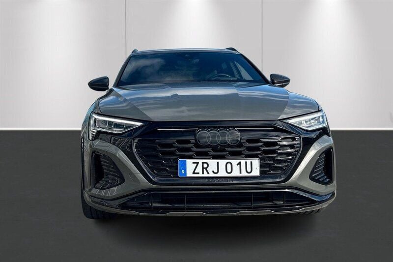 Grå Begagnad 2024 Audi SQ8 e-tron SUV | 1 099 000 kr - Bild 1/4