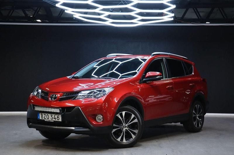 Mörkröd (röd) Begagnad 2014 Toyota RAV4 SUV | 174 900 kr (Marknadspris) - Bild 1/4