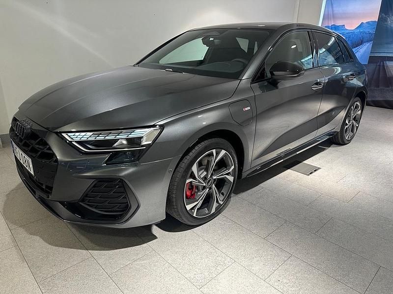Grå Ny 2026 Audi A3 Sportback e-tron Comfort Halvkombi | 519 000 kr - Bild 1/4