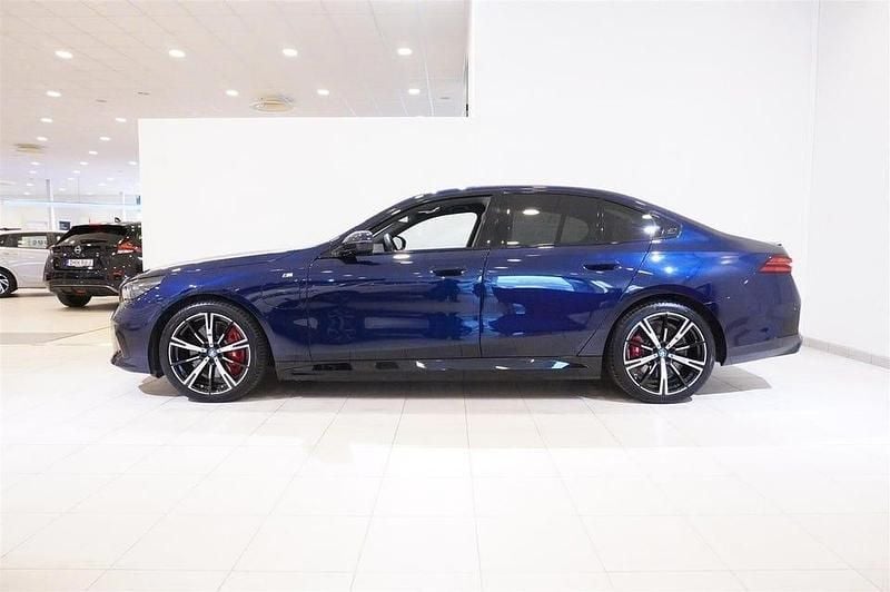 Begagnad BMW 550 M Sport 313 HK (230 kW) 2024 Tanzanite blå metallic Sedan