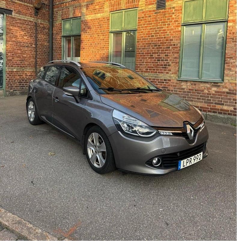Grå Begagnad 2015 Renault Clio GrandTour Kombi | 72 000 kr (Marknadspris) - Bild 1/4