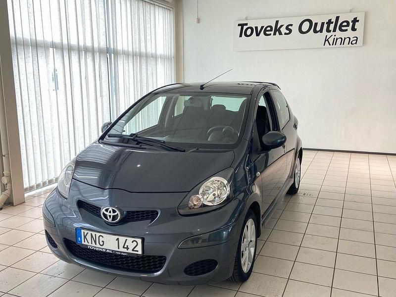 Mörkgrå (grå) Begagnad 2009 Toyota Aygo Halvkombi | 29 900 kr (Bra pris) - Bild 1/4