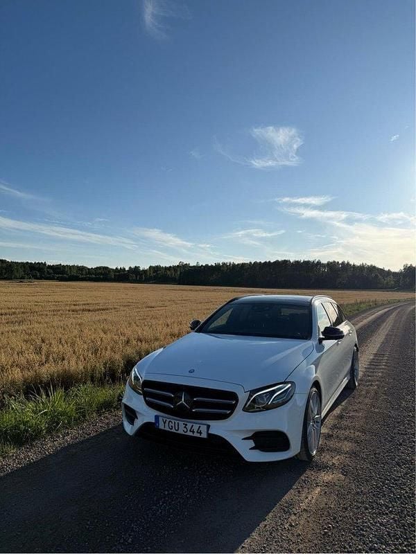 Vit Begagnad 2017 Mercedes E250 AMG Kombi | 295 000 kr (Marknadspris) - Bild 1/4
