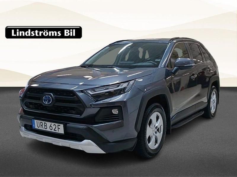 Grå Begagnad 2022 Toyota RAV4 Hybrid SUV | 379 000 kr (Marknadspris) - Bild 1/3