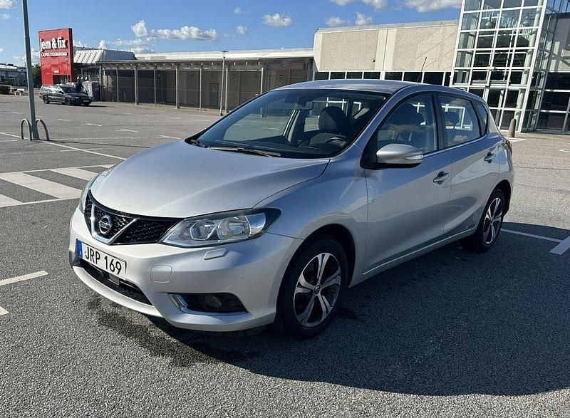 Silver Begagnad 2015 Nissan Pulsar Halvkombi | 62 000 kr (Bra pris) - Bild 1/4