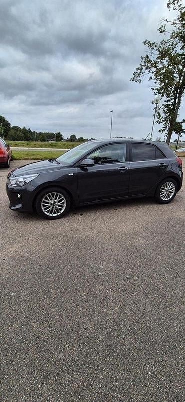 Grå Begagnad 2019 Kia Rio 2 Halvkombi | 115 000 kr (Bra pris) - Bild 1/4