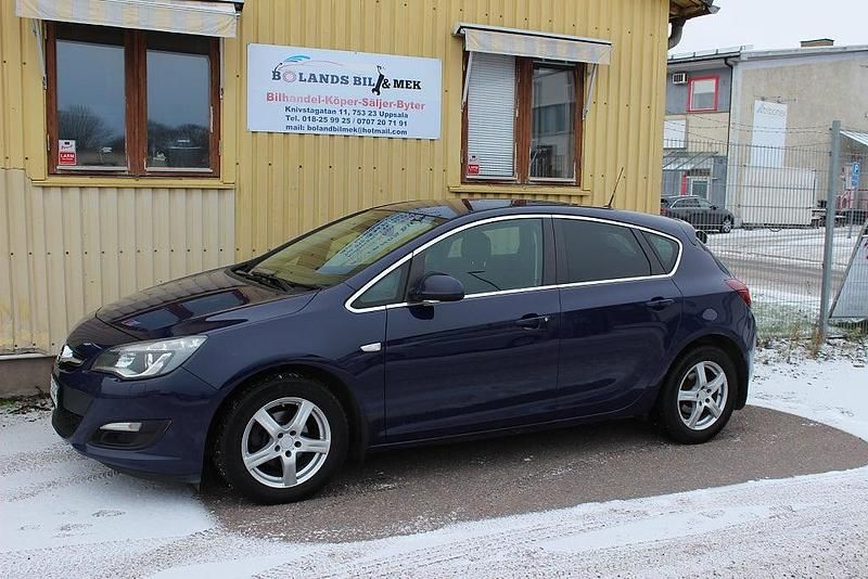 Blå Begagnad 2014 Opel Astra Enjoy Halvkombi | 49 500 kr (Marknadspris) - Bild 1/4