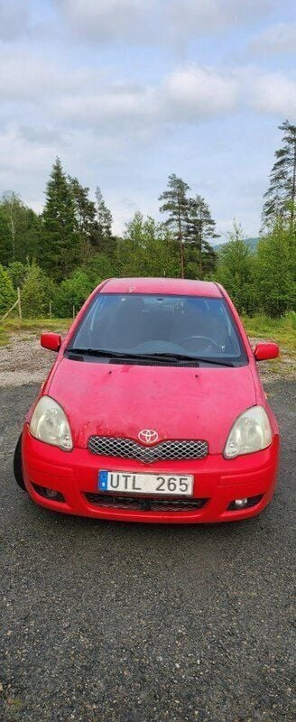 Röd Begagnad 2004 Toyota Yaris Halvkombi | 20 000 kr (Superpris) - Bild 1/4