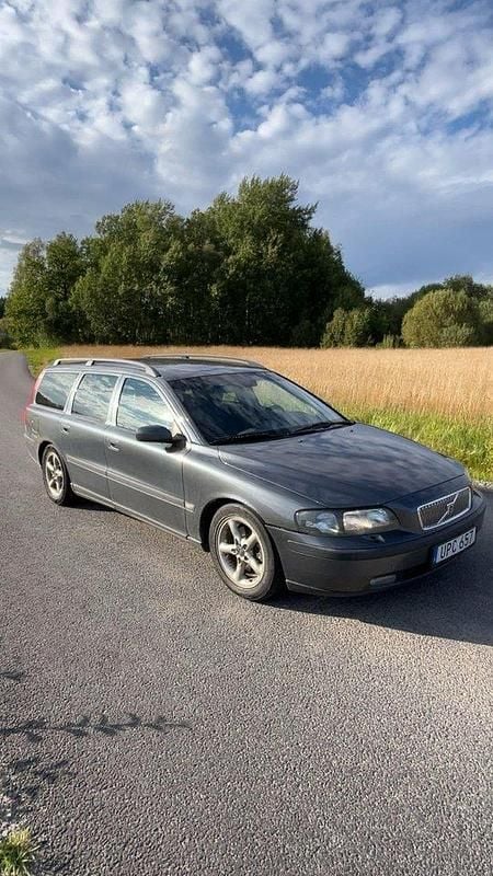 Grå Begagnad 2004 Volvo V70 Kombi | 23 000 kr (Marknadspris) - Bild 1/4