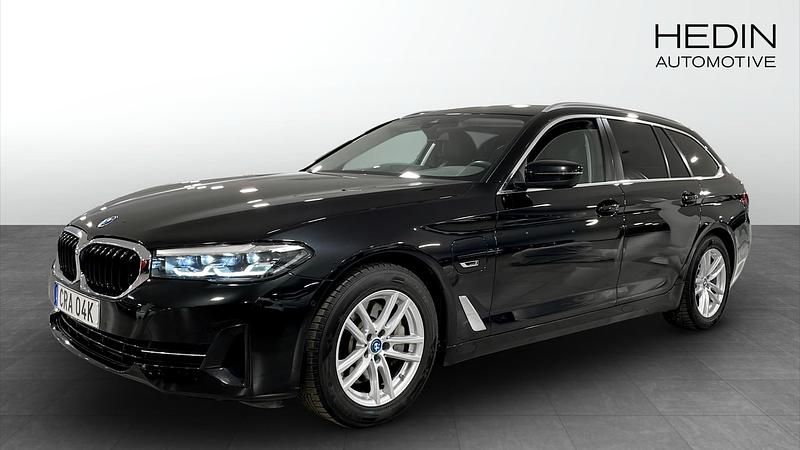 Svart Begagnad 2022 BMW 530e Kombi | 339 900 kr (Superpris) - Bild 1/4