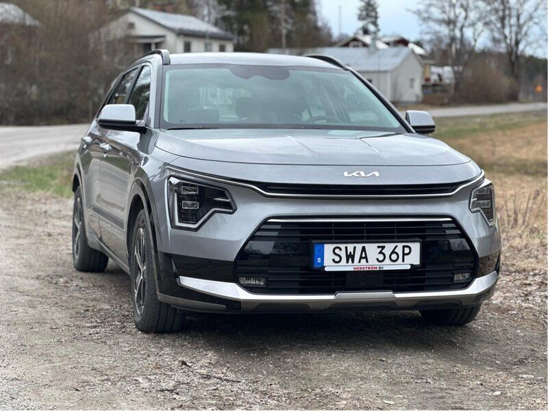 Grå Begagnad 2024 Kia Niro Advance SUV | 330 000 kr (Superpris) - Bild 1/4