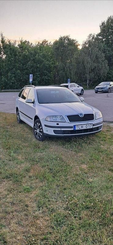 Vit Begagnad 2008 Skoda Octavia Kombi | 19 500 kr (Bra pris) - Bild 1/4
