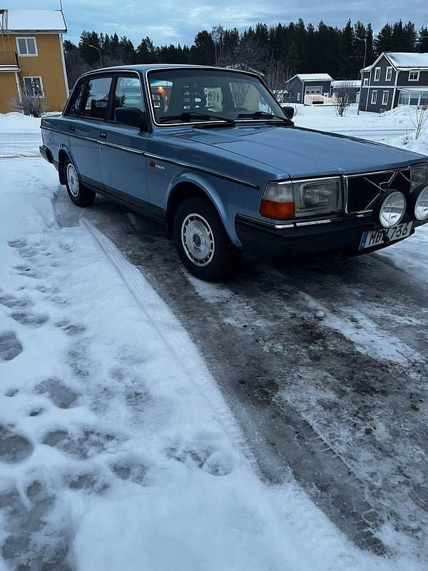 Begagnad 1987 Volvo 240 Sedan | 65 000 kr - Bild 1/4