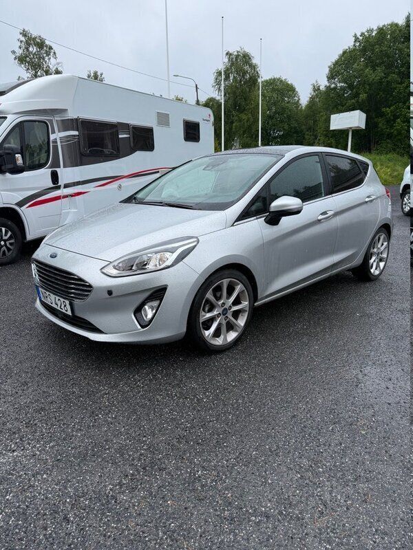 Grå Begagnad 2017 Ford Fiesta Titanium Halvkombi | 149 000 kr (Marknadspris) - Bild 1/4
