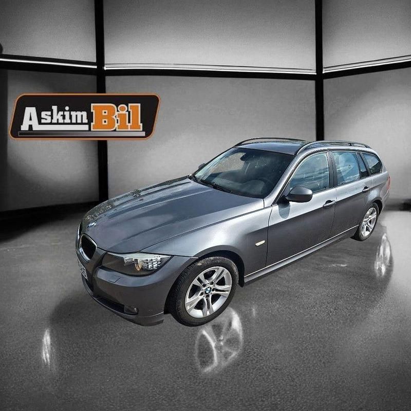 Grå Begagnad 2009 BMW 320 Comfort Edition Kombi | 74 900 kr (Marknadspris) - Bild 1/4